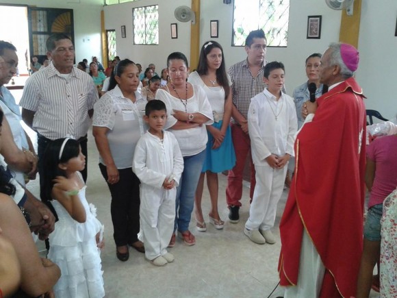 Durante la celebración, Mons. Javier Pizarro llama primero e  interroga a los tres niños que quieren recibir el bautismo y que están acompañados de sus respectivos padrinos.