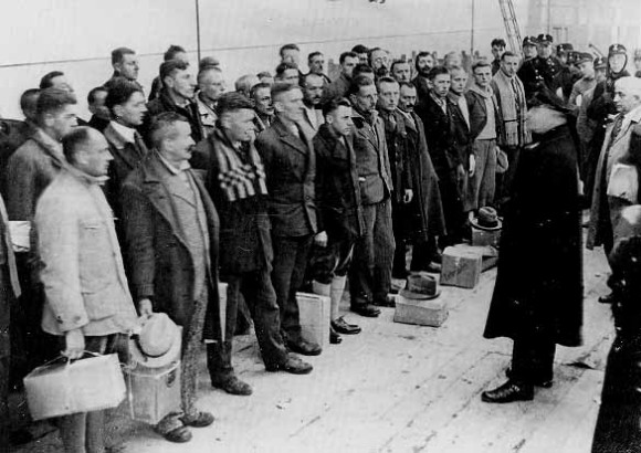 Cuando los prisioneros llegaban a la estación de tren de Dachau tenían que esperar de pie durante horas antes de ser introducidos en el campo de concentración.