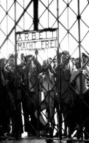 Cuando el P. Engelmar entró en el C.C. Dachau, atravesando la puerta de forja con el irónico título “Arbeit macht frei”, es decir, “El trabajo te hace libre”, tuvo que pasar, como todos los demás, por el humillante proceso de “admisión”.