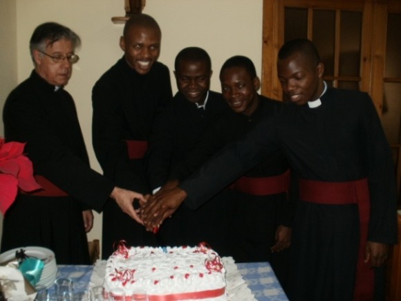 A continuación, todos juntos cortaron la tarta, al modo africano,…