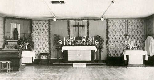 Desde el 21 de Enero de 1941, el bloque 26 contaba con una capilla donde se podía celebrar una misa al día. La capilla era bien pobre: el altar hecho de cajas de madera; el cáliz un cuenco de latón y el sagrario unos botes de conserva vacíos. Con frecuencia se celebraban misas clandestinamente en otros lugares del campo, junto a macizos de flores o junto al invernadero