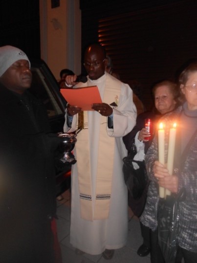 Este año, el encargado de presidir la procesión y la Misa fue el P. Rafael Manuel Chichava CMM, que bendijo las candelas…