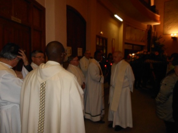 … se formó la comitiva de los sacerdotes concelebrantes…