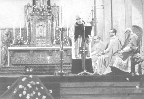 «En Junio de 1947 obtuve el permiso de las autoridades del cementerio para abrir el panteón y poner las cenizas en una urna de metal, que habíamos conseguido entretanto. La pequeña bolsa de lino se había descompuesto. En el fondo de la caja hallamos dos cartas en un sobre. Estaban tan pegadas la una a la otra, debido a la humedad, que no las pudimos recuperar…»