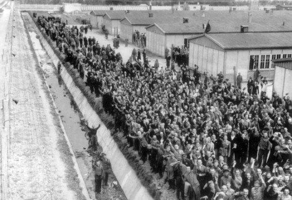 12.- EPÍLOGO: LA ÚLTIMAS SEMANAS DE DACHAU: A finales de Marzo de 1945, ante la evidencia de que Alemania iba a perder la guerra, cierto número de clérigos fueron liberados, de acuerdo con una lista confeccionada unas semanas antes por el Dr. Félix Kersten, amigo y médico personal de Heinrich Himmler, Jefe Supremo de las SS. En dicha lista figuraba el P. Engelmar Unzeitig, que llevaba más de 20 días muerto. 