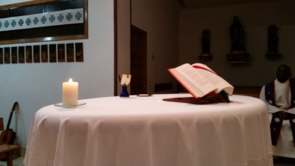 Sobre el mismo, los otros dos símbolos de este ministerio de servicio al altar: La patena con la oblea de pan y el cáliz con el vino.