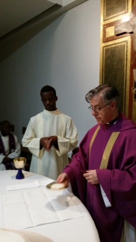 …como acólito asiste al sacerdote celebrante en el servicio del altar,…