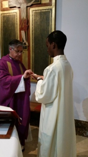 Llegado el momento de la Comunión, recibe de manos del sacerdote, el mismo pan…