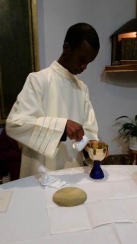 …terminando su servicio litúrgico, con la purificación de los vasos sagrados: Patena y cáliz. ¡Muchas felicidades! 