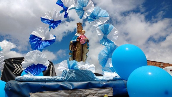 Contamos con la presencia de la imagen engalanada de la Virgen del Carmen, Reina de Colombia y Patrona de los conductores, cuya fiesta se celebró el día anterior, que nos presidía, a modo de retablo, desde el techo de uno de los vehículos,...