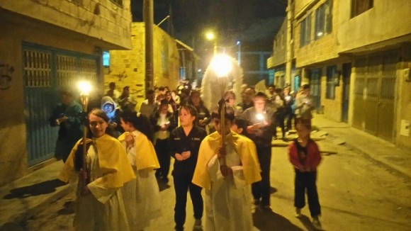 … a la procesión de candelas con la imagen de Nuestra Señora, que recorrió con tranquilidad las vacías calles que circunvalan el templo parroquial…