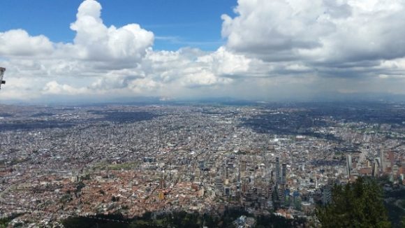 Allí pude contemplar, una vez más, pero desde otro ángulo, la preciosa panorámica de la ciudad de Bogotá, que una vez contemplara desde el vecino santuario del Cerro de Monserrate.