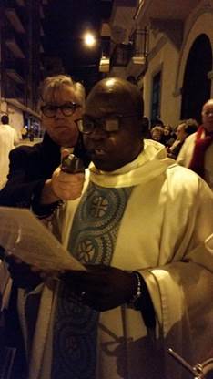 Este año, el encargado de presidir la procesión y la Misa fue el P. Tomás Camissone Guetsane CMM, que bendijo las candelas…