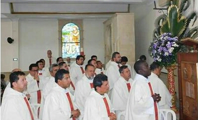 Entre los sacerdotes asistentes, podemos ver, el primero de la derecha, al P. Jeremy Wutabo Dube CMM, párroco de Nuestra Señora de la Natividad.