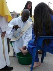 … y que, llegado el momento, fueron los protagonistas del lavatorio de los pies realizado por su párroco, el P. Jeremy Wutabo Dube CMM, asistido por dos monaguillas.