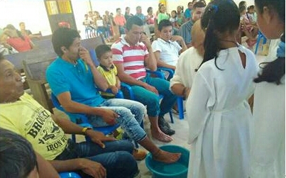 ... dispuestos a dejarse lavar los pies por el Señor, en la persona de su párroco, el P. José Francisco Flores Zambrano CMM, que fue asistido por dos monaguillas.