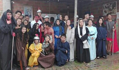 En Bosa (Bogotá): Viacrucis escenificado, por tercer año consecutivo, por el grupo juvenil parroquial “Jóvenes para Cristo”,… 