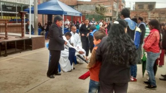 Así, tras la celebración del oficio de Viernes Santo en la cancha deportiva comunal, donde se dio a besar la Santa Cruz,…