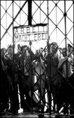 Cuando el P. Engelmar entró en el C.C. Dachau, atravesando la puerta de forja con el irónico título “Arbeit macht frei”, es decir, “El trabajo te hace libre”, tuvo que pasar, como todos los demás, por el humillante proceso de “admisión”.